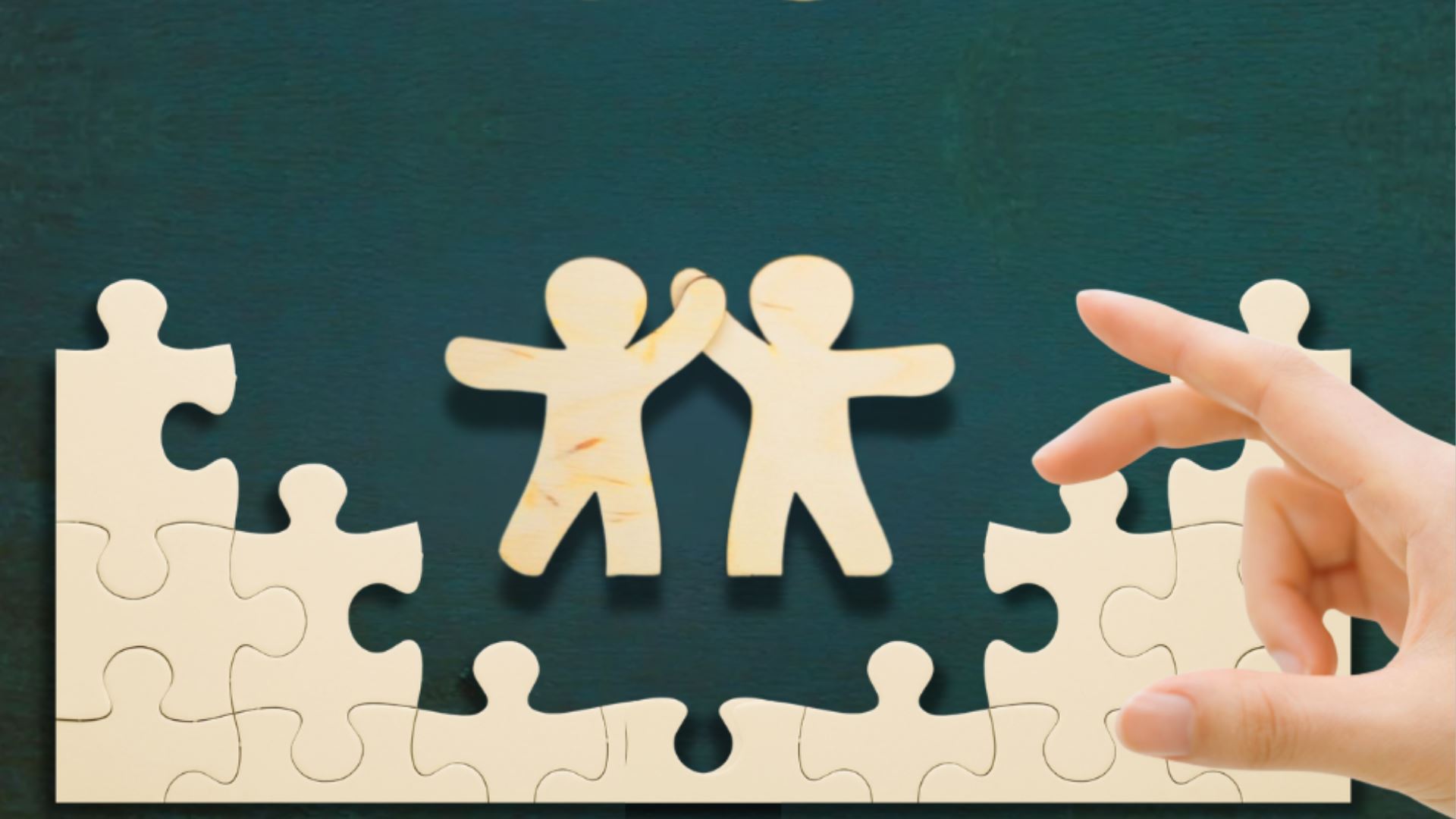 Figure en bois dans un puzzle